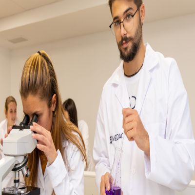 Experto en Cuidados de Práctica Avanzada Enfermera en Procesos Oncológicos