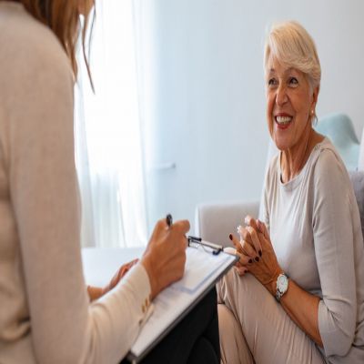 Postgrado en Geriatría y Gerontología + Titulación Universitaria en Gestión de Centros Geriátricos (Doble Titulación + 4 Ects)